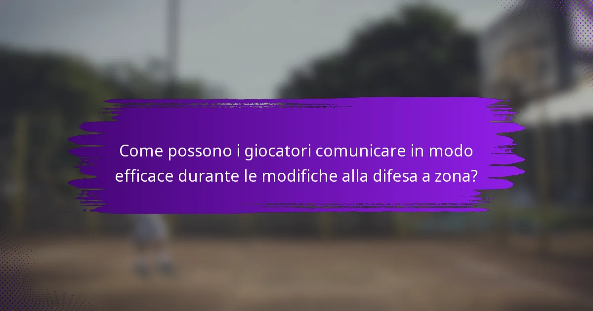 Come possono i giocatori comunicare in modo efficace durante le modifiche alla difesa a zona?